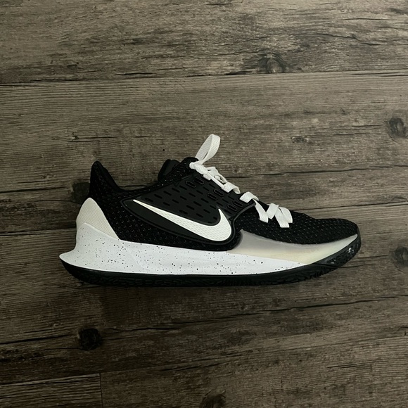 NIKE KYRIE 2 LOW Black and White Size 8.5 Men’s & Womens - Picture 9 of 10